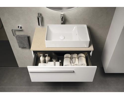 Moderne badkamer met wit wastafelmeubel, open lade en handdoeken