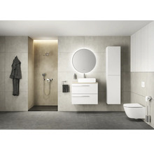 Moderne badkamer met douche, wastafelmeubel met spiegel, toilet en opbergmeubels.