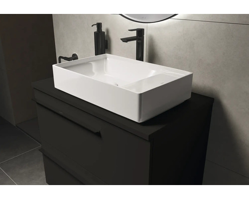 Opzetwastafel op onderkast in de badkamer.