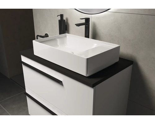 Badkamer met opzetwastafel, wastafelonderkast met lades en kranen