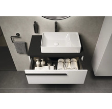 Badkamer wastafel met open lade, handdoeken en badkameraccessoires