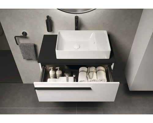 Badkamer wastafel met open lade, handdoeken en badkameraccessoires