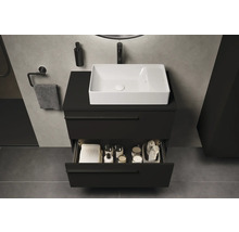 Wastafelonderkast met open lade, handdoek en zeepdispenser in de badkamer