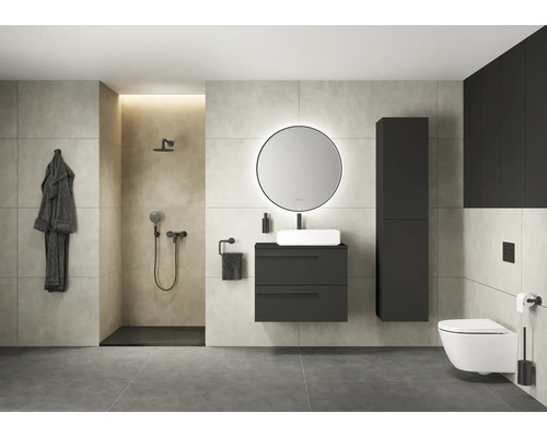 Moderne badkamer met douche, wastafel met spiegel, toilet en grijze tegels