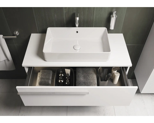 Moderne badkamer met witte opzetwastafel op onderkast met lade