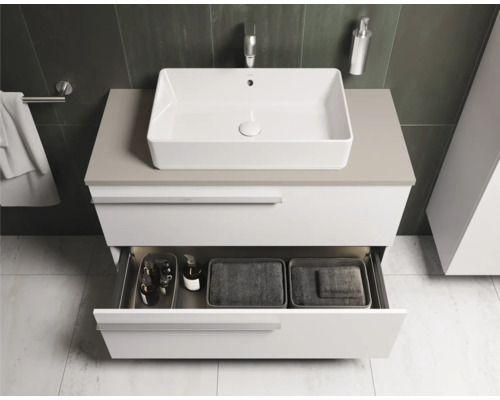 Badkamermeubel met open lade, opzetwastafel en badkameraccessoires voor de badkamerinrichting