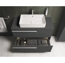 Badkamer met moderne wastafelonderkast, opzetwastafel en open lade