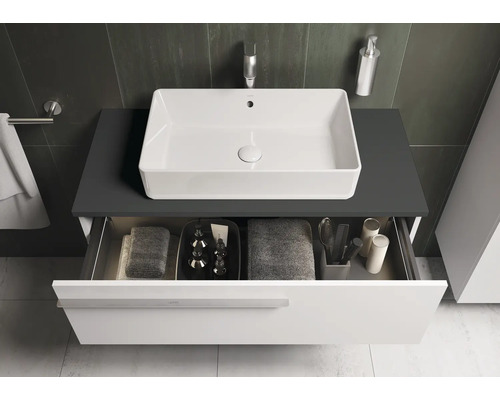 Moderne badkamer met waskom en open ladekast