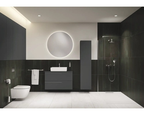 Moderne badkamer met toilet, wastafel, spiegelkast, hoge kast en douche