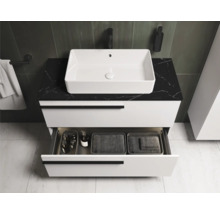 Badkamer met wastafel, onderkast en open lade