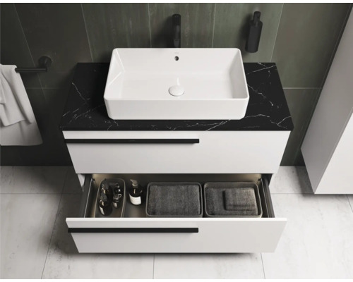 Badkamer met wastafel, onderkast en open lade