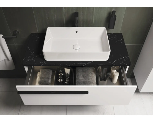 Moderne badkamer met wastafel, zwart marmeren blad en open lade-element