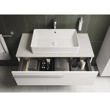 Wastafelmeubel met open lade en rechthoekige opzetwastafel in een moderne badkamer