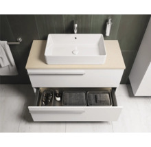 Badkamer met wastafel, onderkast en open lade voor het opbergen van badkamerbenodigdheden.