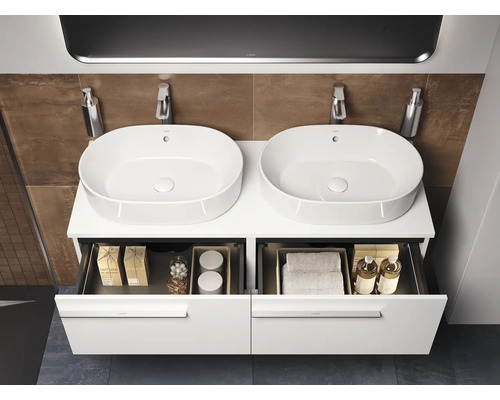 Badkamer met dubbele wastafel en onderkast met uittrekelementen