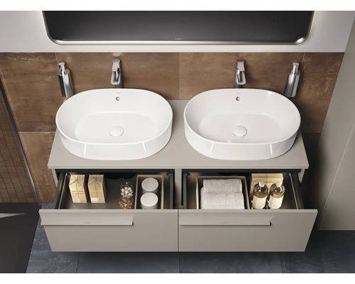 Dubbele wastafel met onderkast en open laden in badkamer