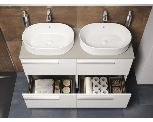 Dubbele wastafel met wastafelonderkast en open laden in de badkamer