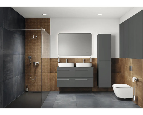 Moderne badkamer met douche, dubbele wastafel, spiegel, toilet en grijze meubels