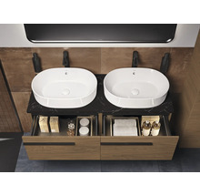 Dubbele wastafel met open lade-element en opzetwastafels in de badkamer