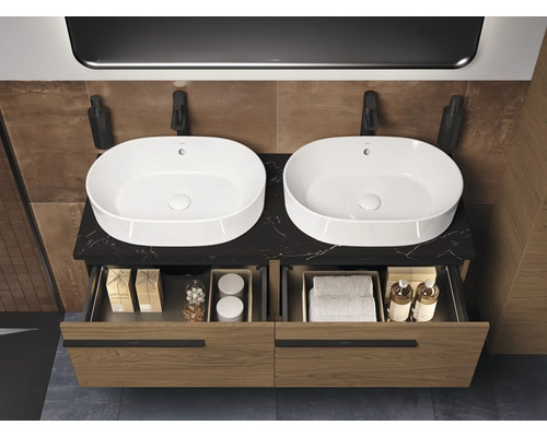 Dubbele wastafel met open lade-element en opzetwastafels in de badkamer