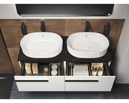 Badkamer met dubbele wastafel, zwart werkblad en witte onderkasten