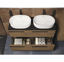 Badkamer met dubbele wastafel, onderkast met laden en opbergvakken