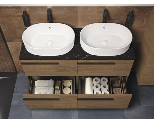 Badkamer met dubbele wastafel, onderkast met laden en opbergvakken