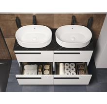 Moderne badkamer met dubbele wastafel, lades en opbergruimte