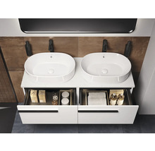 Badkamer met dubbele wastafel, onderkast met lades en twee opzetwastafels