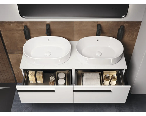 Badkamer met dubbele wastafel, onderkast met lades en twee opzetwastafels