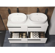 Dubbele wastafel met witte opzetwastafels en open lades voor badkameropslag