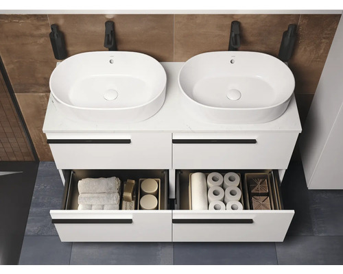 Dubbele wastafel met witte opzetwastafels en open lades voor badkameropslag