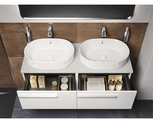 Badkamer met dubbele wastafel, onderkast en kranen