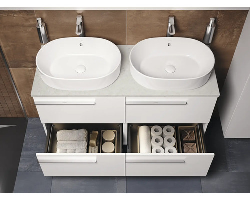 Badkamer met wastafelonderkast, twee wastafels en open laden voor het opbergen van handdoeken en toiletartikelen