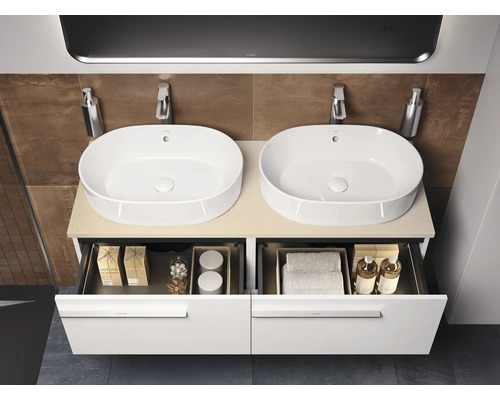 Badkamer met dubbele wastafel, onderkast en open laden voor opslag