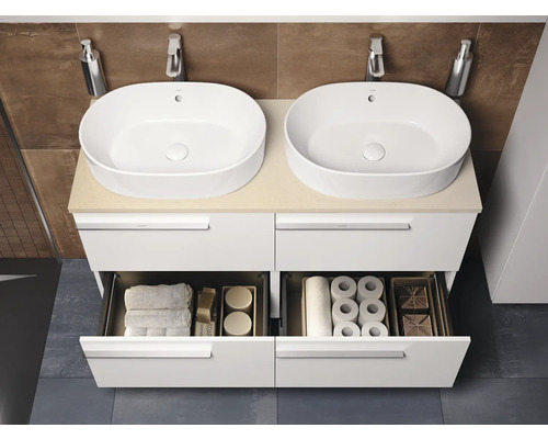 Badkamer met twee wastafels op wastafelmeubel met lades