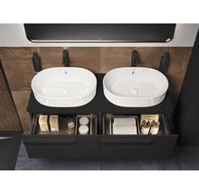 Dubbele wastafel met onderkast en open laden in de badkamer