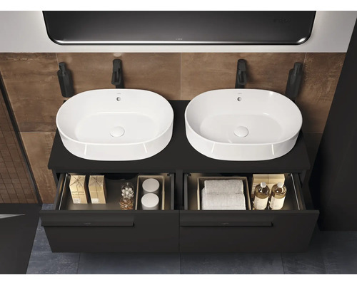 Dubbele wastafel met onderkast en open laden in de badkamer