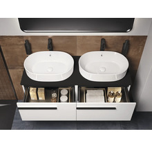 Badkamer met dubbele wastafel, zwart werkblad en witte lades