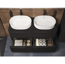 Dubbele wastafelonderkast met twee wastafels en open laden met handdoeken en toiletpapier