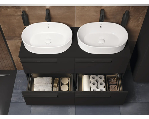 Dubbele wastafelonderkast met twee wastafels en open laden met handdoeken en toiletpapier