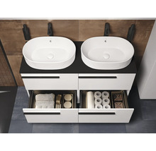 Wastafelmeubel met twee waskommen, lades en badkamerbenodigdheden