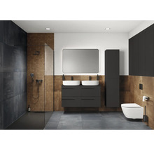 Moderne badkamer met douche, wastafelmeubel met dubbele wastafel, spiegel en toilet.