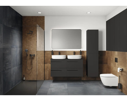 Moderne badkamer met douche, wastafelmeubel met dubbele wastafel, spiegel en toilet.