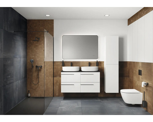 Moderne badkamer met douche, dubbele wastafel, spiegel en toilet in wit en bruin