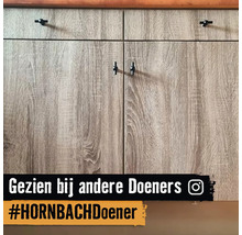 Kastfronten met houten structuur en zwarte handgrepen