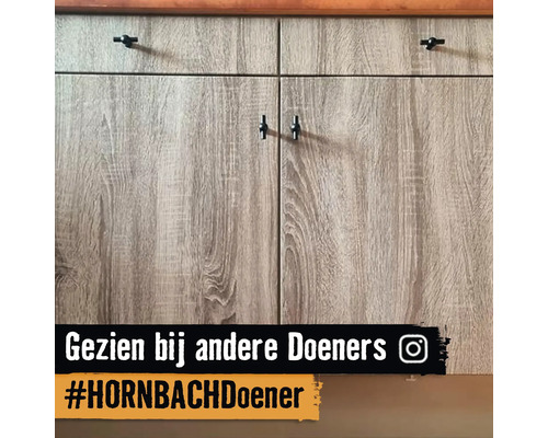 Kastfronten met houten structuur en zwarte handgrepen