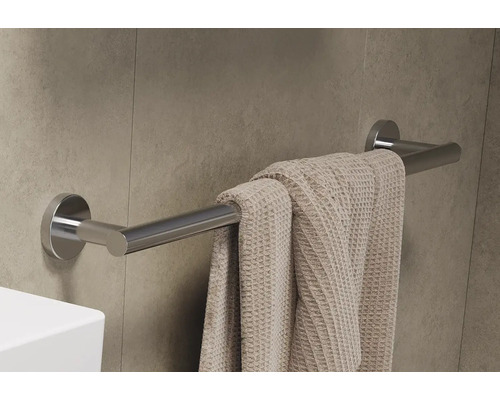Metalen handdoekhouder met handdoek