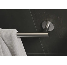 Metalen handdoekhouder met een witte handdoek