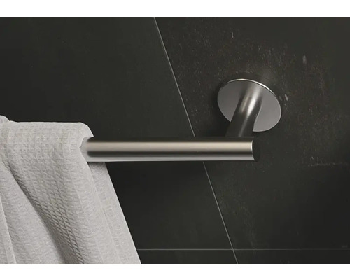 Metalen handdoekhouder met een witte handdoek